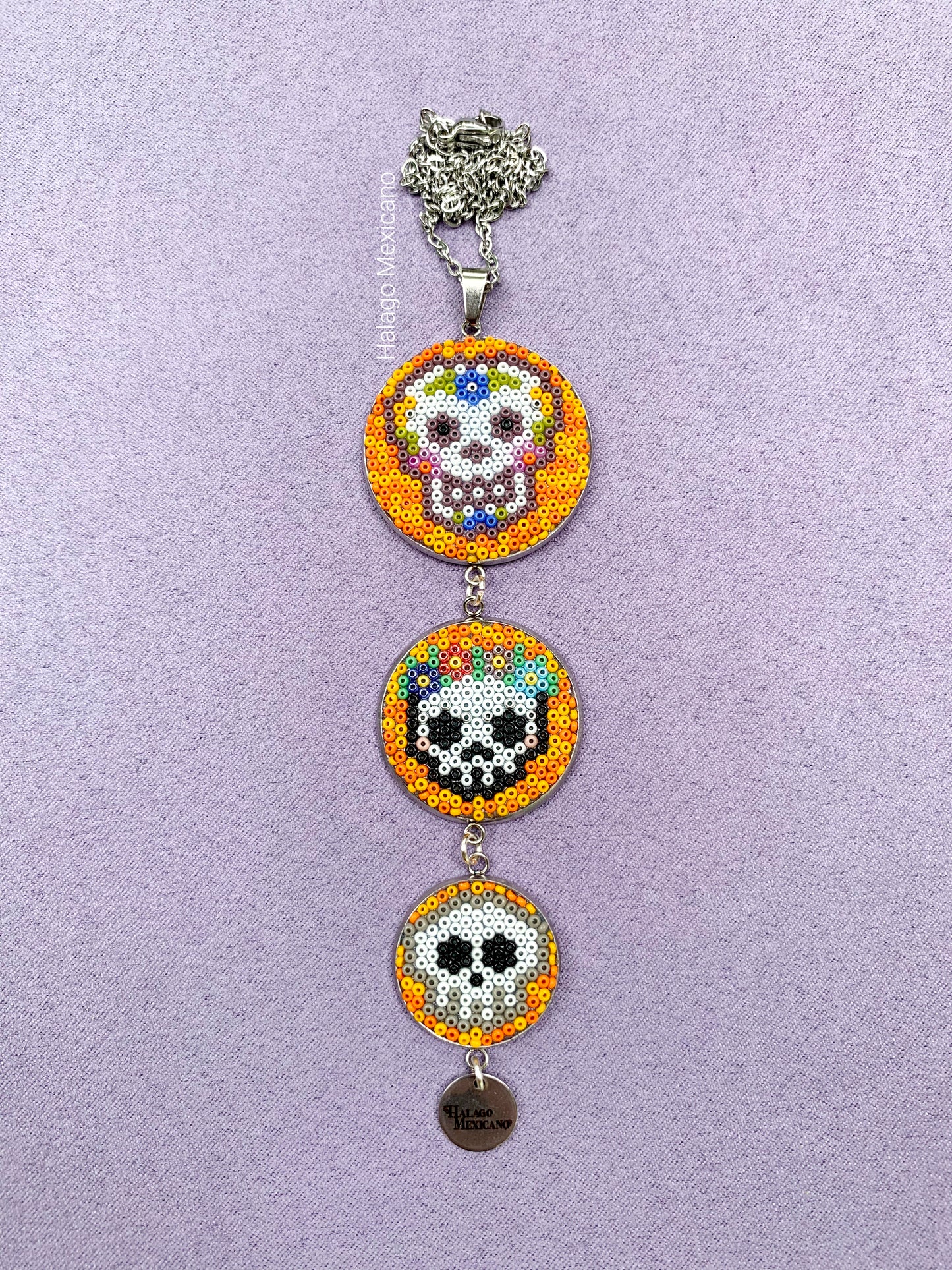 Collar corbatín calaveras