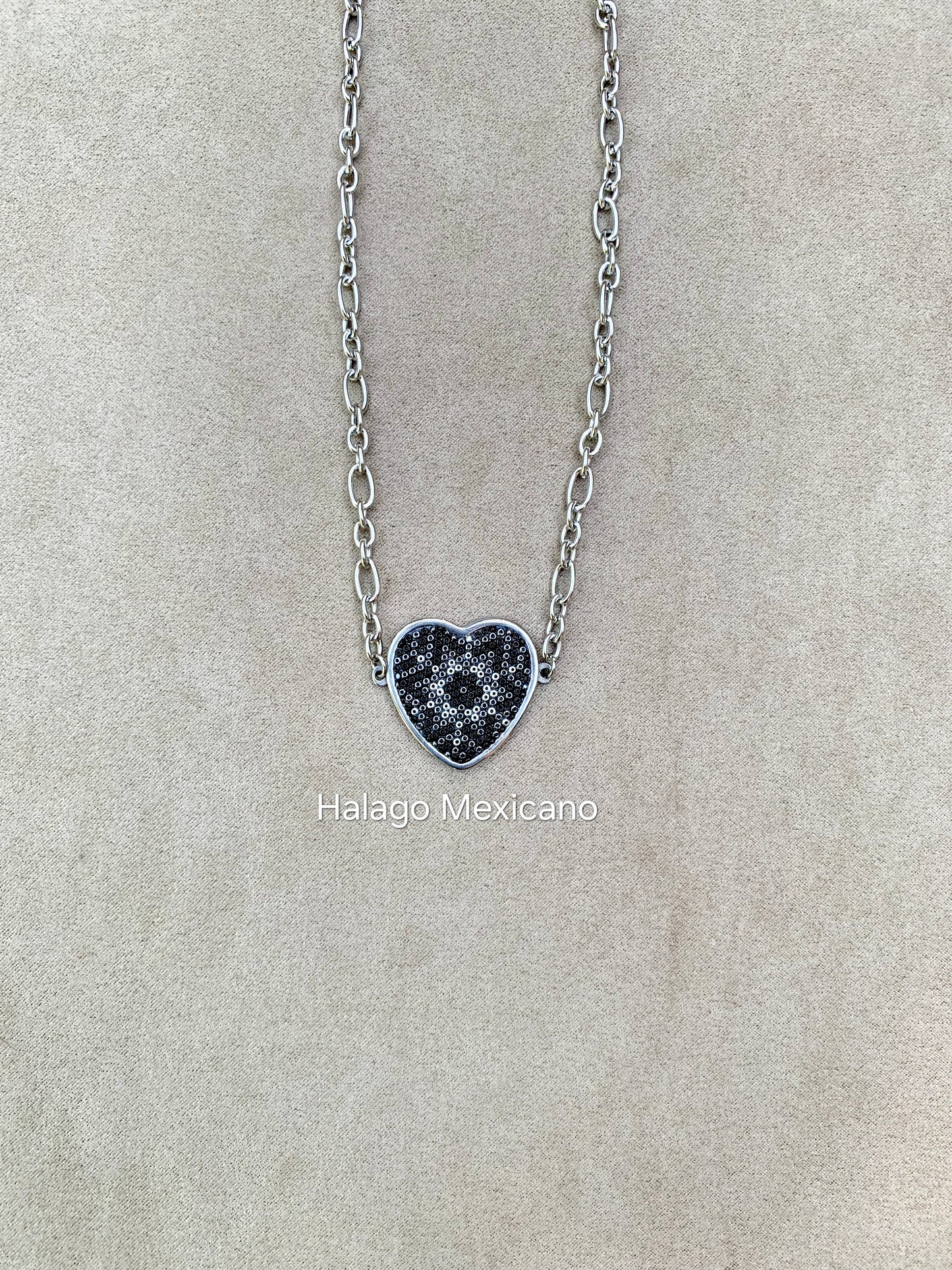 Collar de corazón mediano de color NEGRO