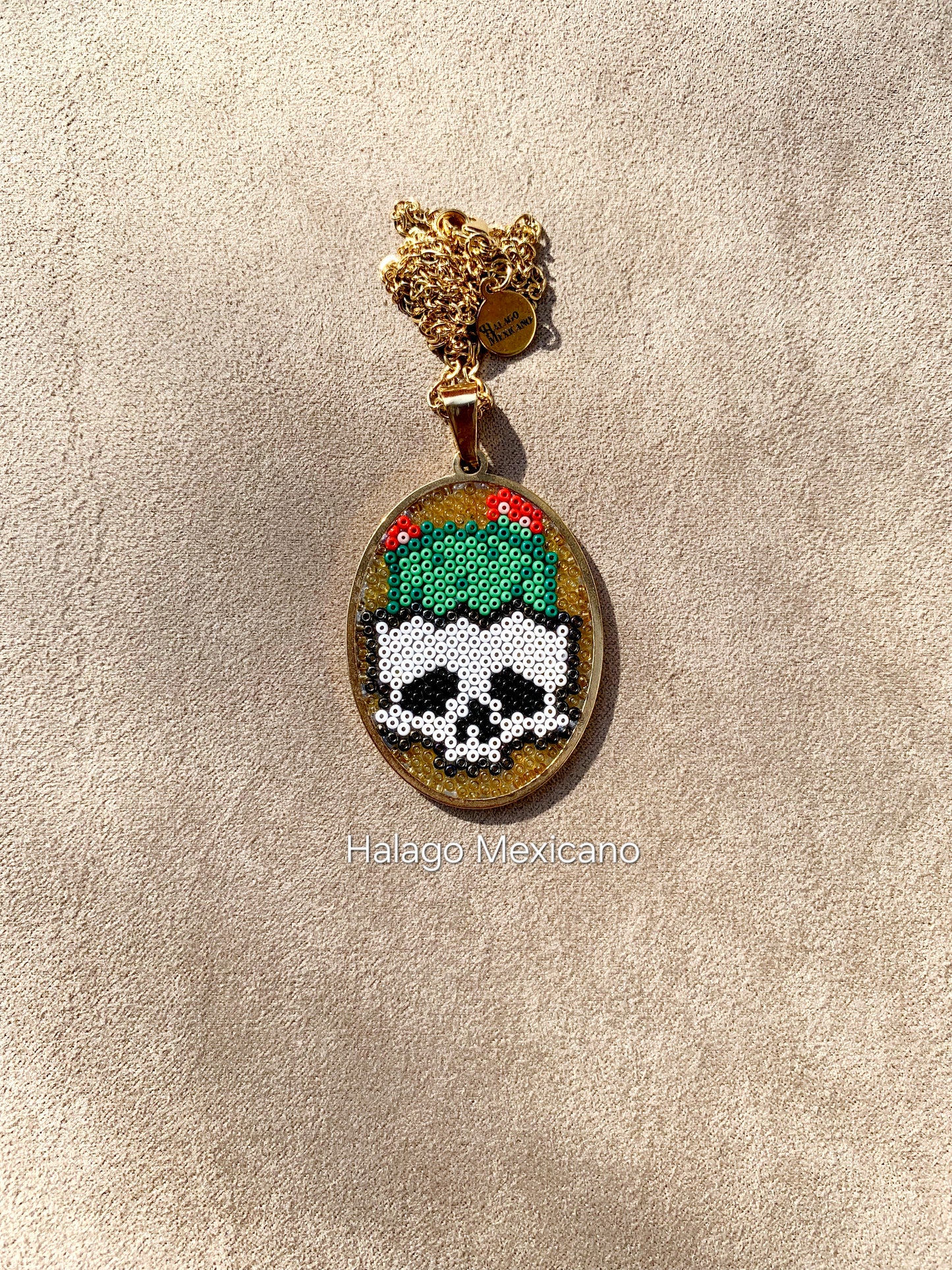 Collar ovalado con diseño de calavera y cactus