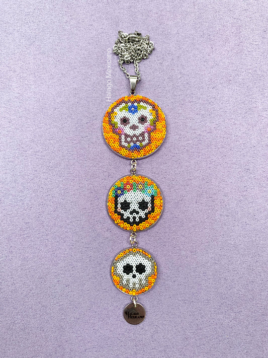 Collar corbatín calaveras