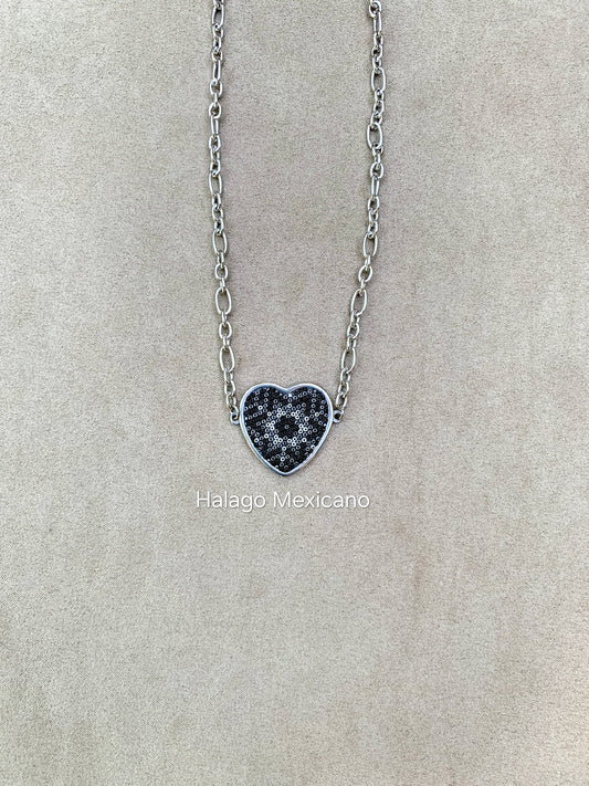 Collar de corazón mediano de color NEGRO