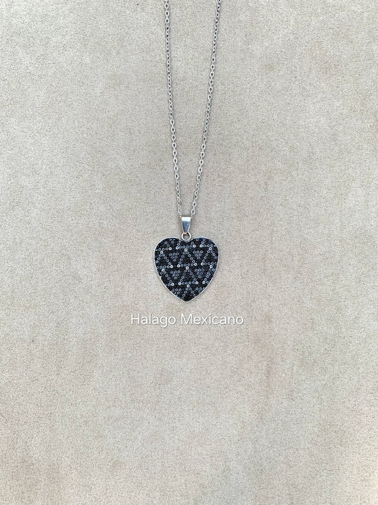 Collar con forma de corazón grande de color NEGRO