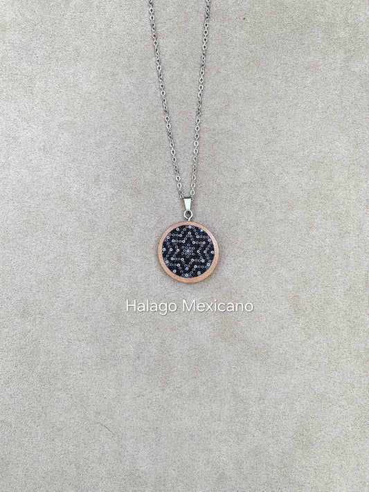 Collar de madera mediano de color NEGRO