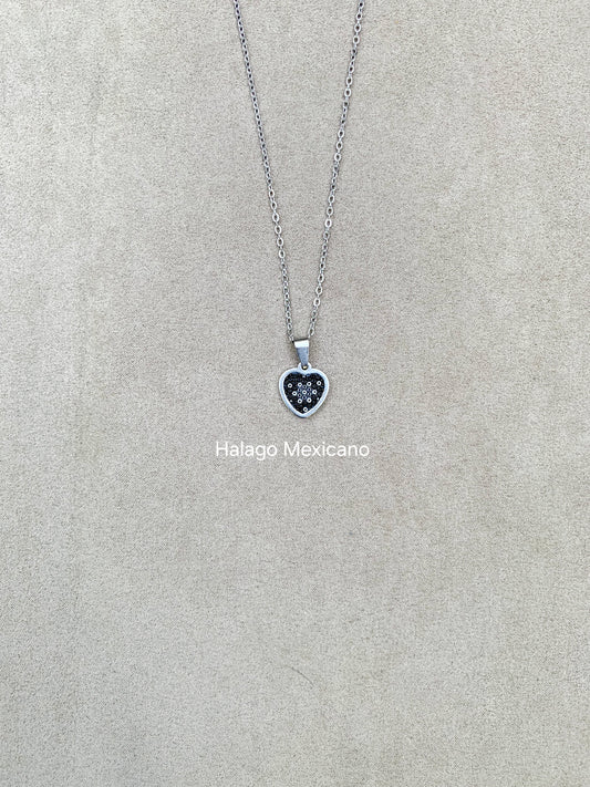 Collar con forma de corazón pequeño de color NEGRO
