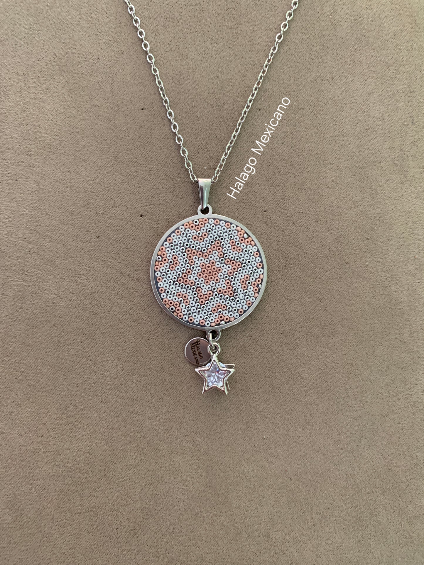Collar en forma de circulo con colguije