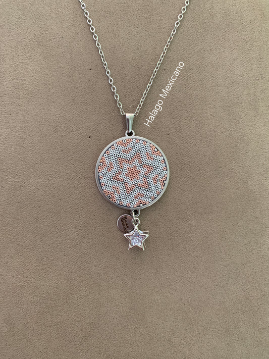 Collar en forma de circulo con colguije